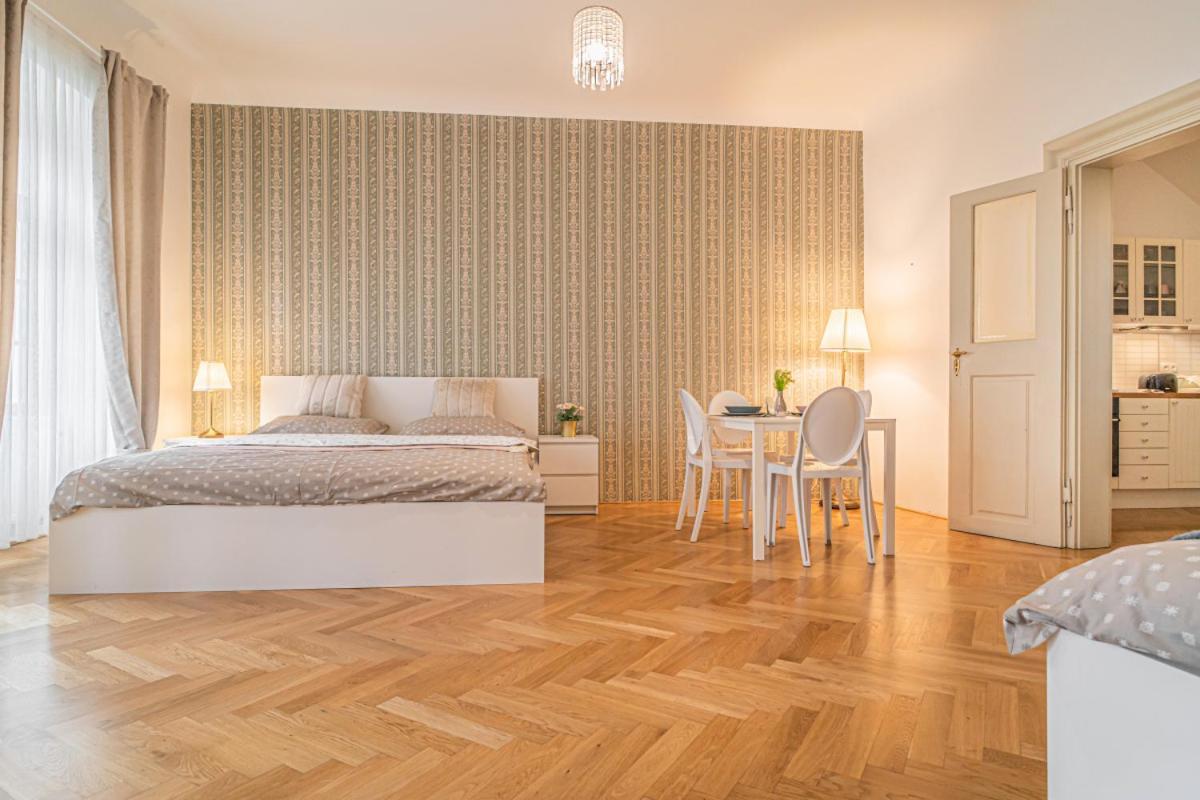 Bright & Spacious At Mala Strana, Charles Bridge 3 Min Of Walk Praga
