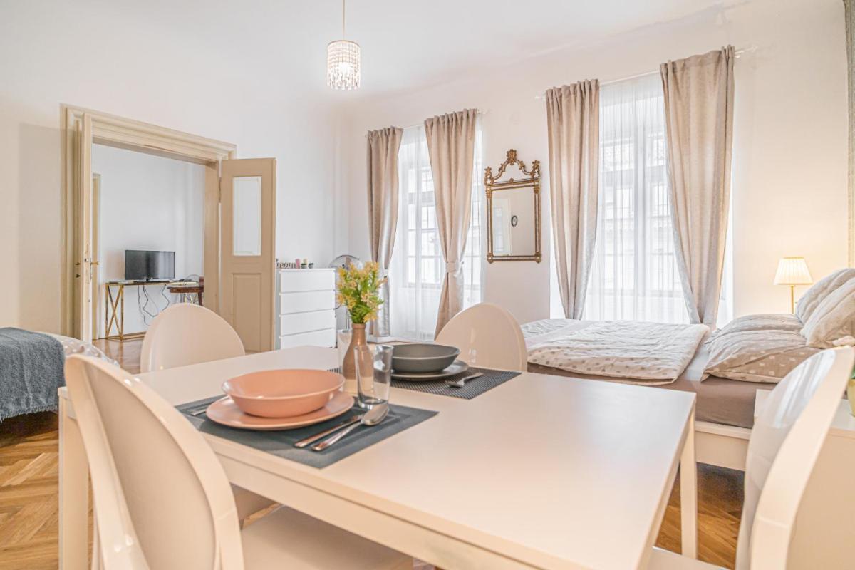 Apartamento Bright & Spacious At Mala Strana, Charles Bridge 3 Min Of Walk Praga