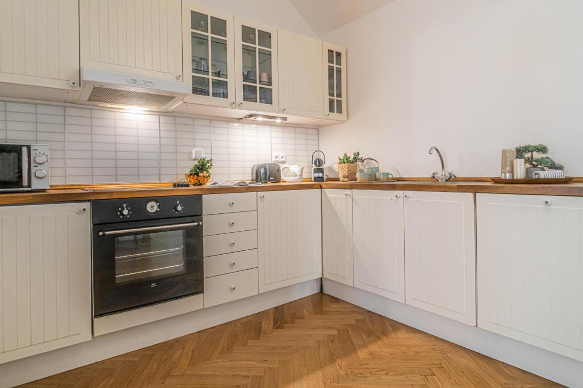 Bright & Spacious At Mala Strana, Charles Bridge 3 Min Of Walk Apartamento