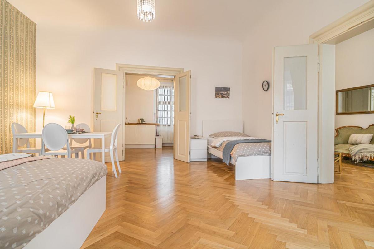 Bright & Spacious At Mala Strana, Charles Bridge 3 Min Of Walk Apartamento *