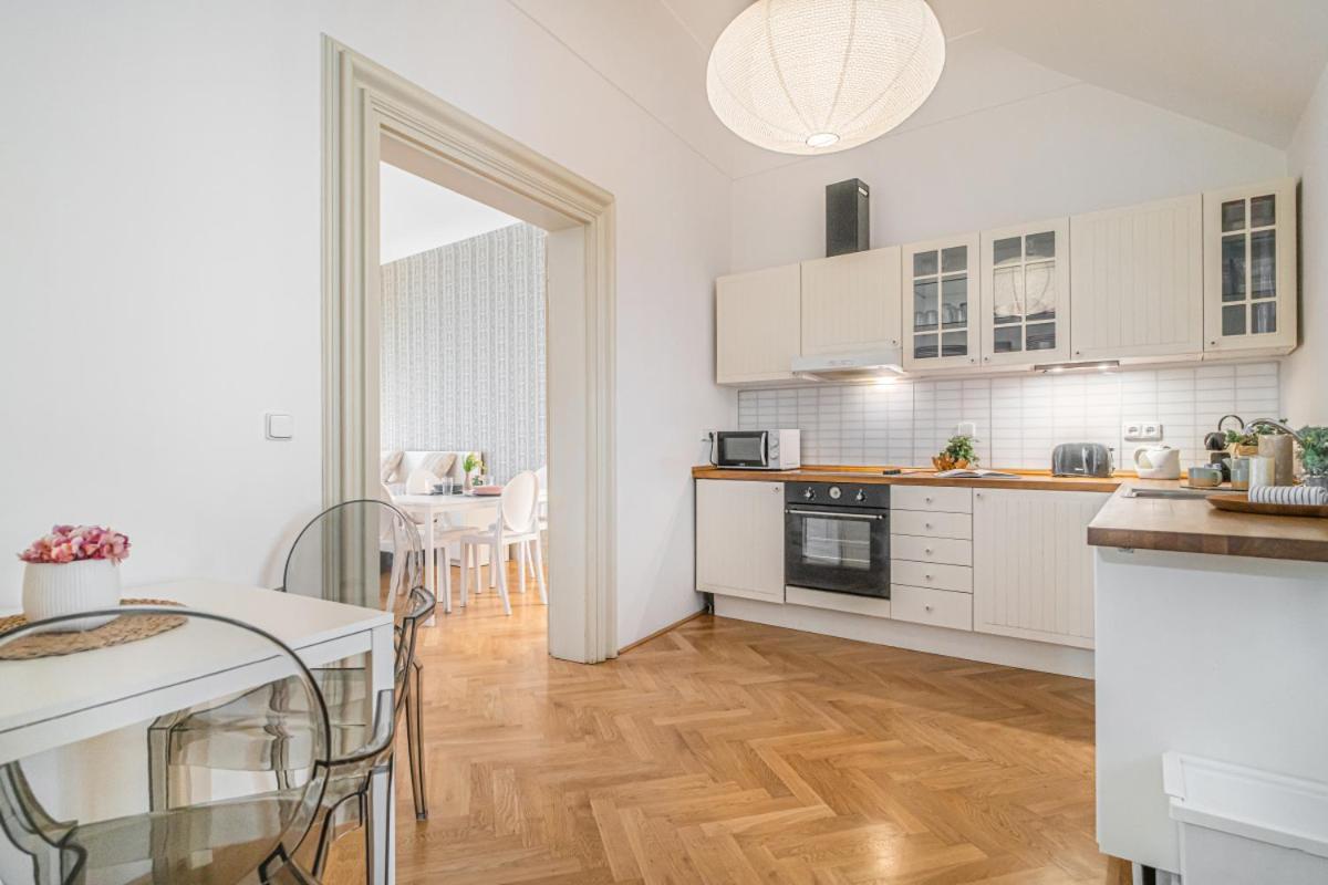 Apartamento Bright & Spacious At Mala Strana, Charles Bridge 3 Min Of Walk
