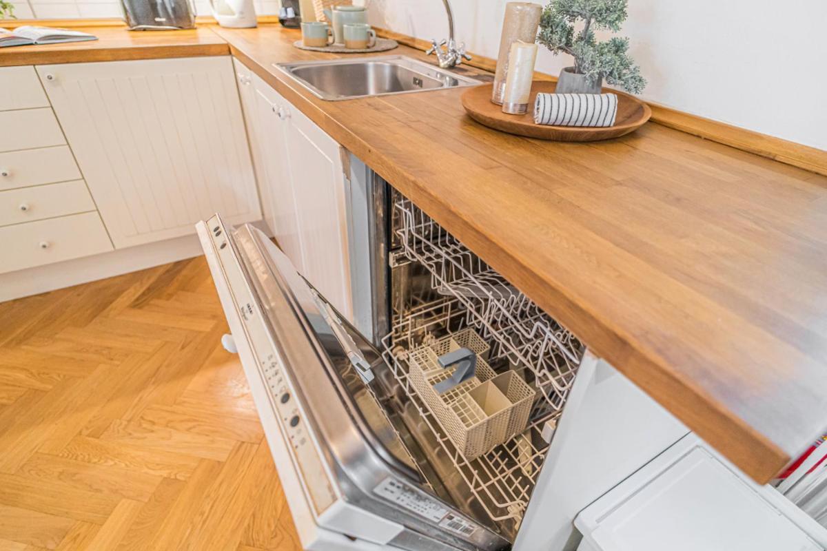 Bright & Spacious At Mala Strana, Charles Bridge 3 Min Of Walk * Praga
