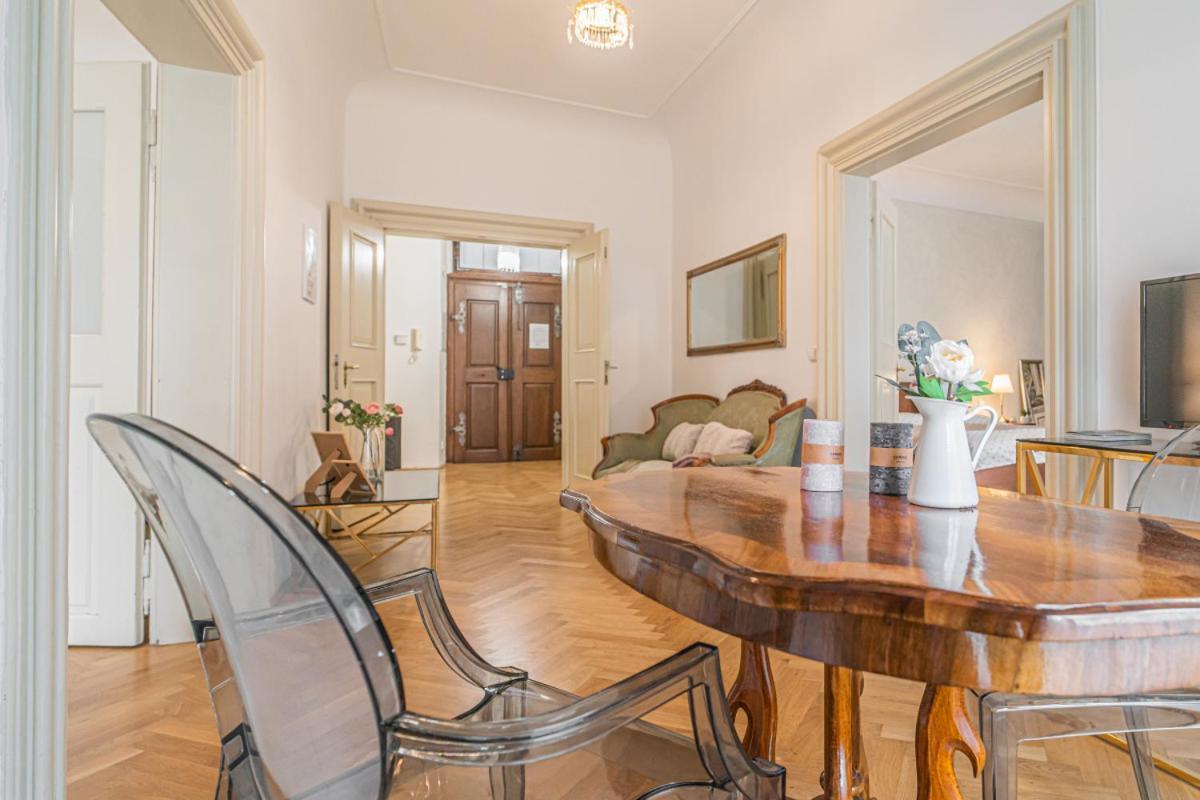 Bright & Spacious At Mala Strana, Charles Bridge 3 Min Of Walk Apartamento Praga