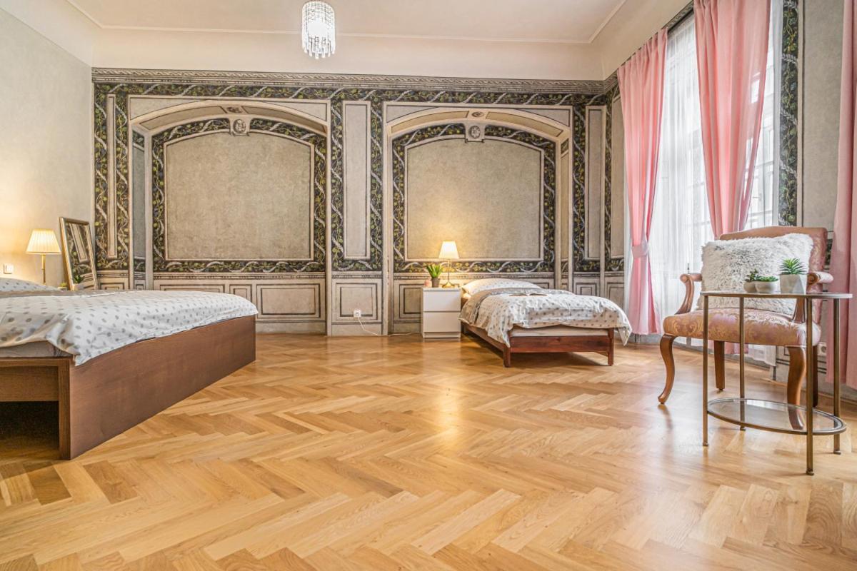 Bright & Spacious At Mala Strana, Charles Bridge 3 Min Of Walk Apartamento