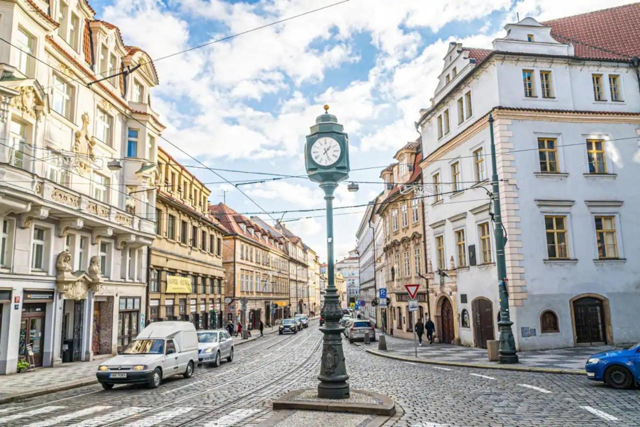 Bright & Spacious At Mala Strana, Charles Bridge 3 Min Of Walk Praga